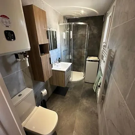 Studio Equipe Avec Balcon * La Garde (Var)