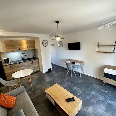 Studio Equipe Avec Balcon 라 가르드